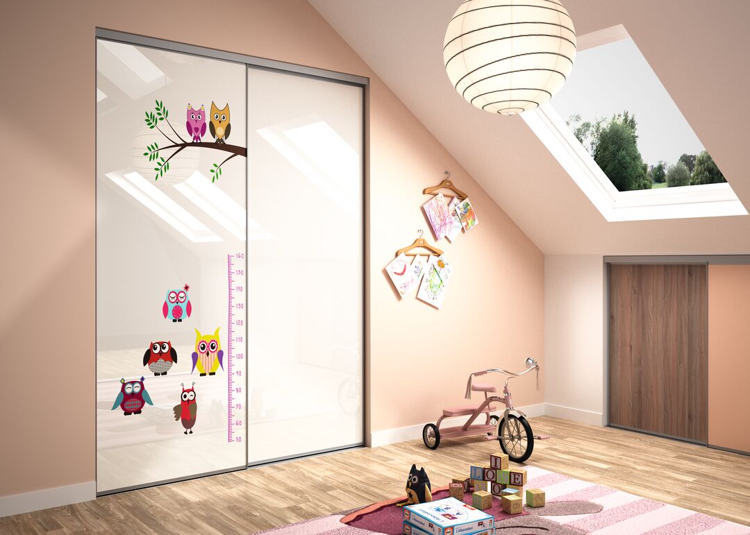 Porte de placard coulissante chambre enfant sous combles